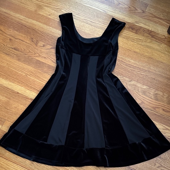dressbarn Dresses & Skirts - dressbarn Elegant Black  Sleeveless Dress with Velvet Panels. Size Petite 8